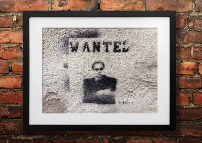 Wandbild-Art-Sucks_Silvio-Wanted_RahmenPassepartout_1000